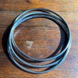 Sterling silver hand formed three band round hoop bangles - Vintage!  💕
